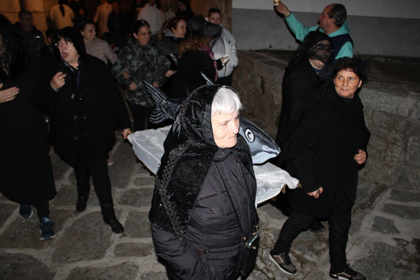 Santibáñez de Béjar se despide del Carnaval con el entierro de la sardina