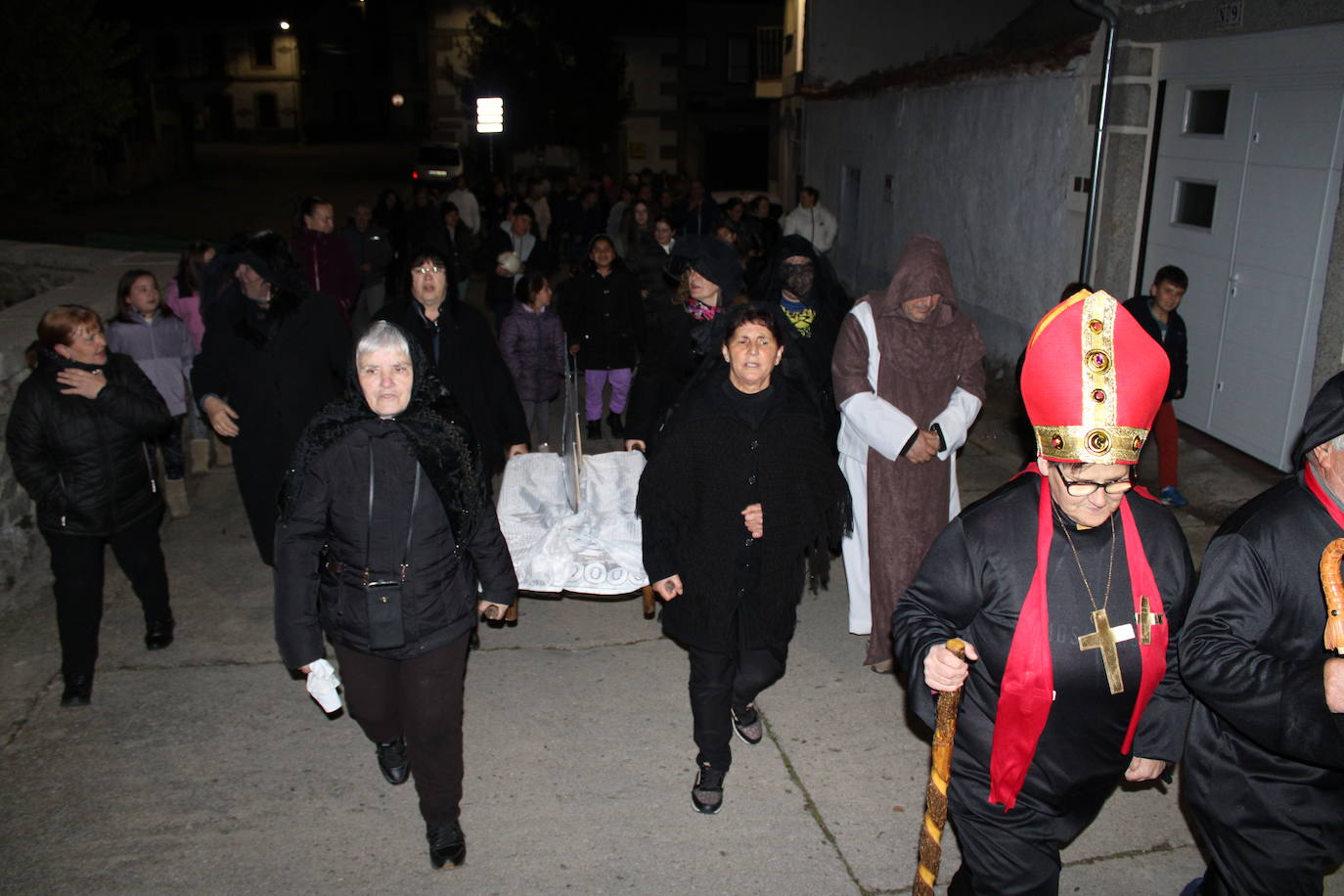 Santibáñez de Béjar se despide del Carnaval con el entierro de la sardina