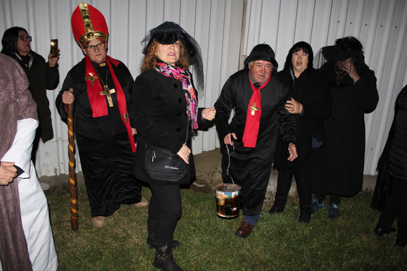 Santibáñez de Béjar se despide del Carnaval con el entierro de la sardina