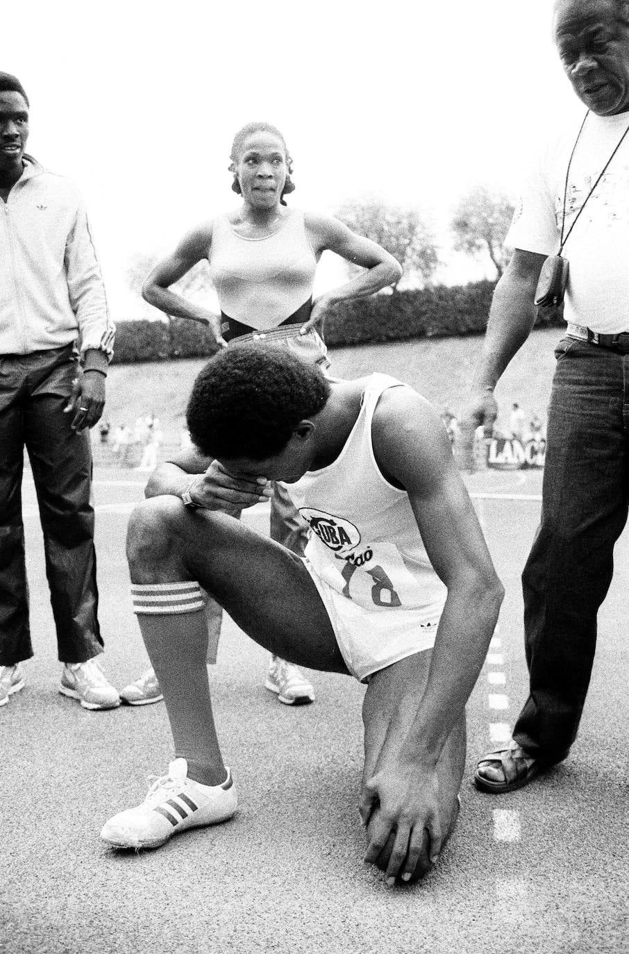 Sotomayor tras su salto de récord. Detrás de él Ana Fidelia Quirot, la atleta cubana medallista olímpica en Barcelona 92 y Atlanta 96, y doble campeona del mundo