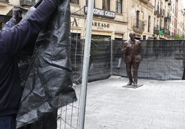 La escultura ya luce en la plaza del Liceo.