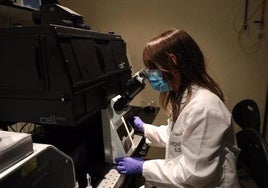 Una joven, en un laboratorio.