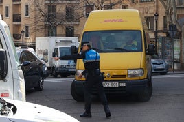 Bomberos y agentes de la Policía Local, en una intervención en un edificio de la ciudad.