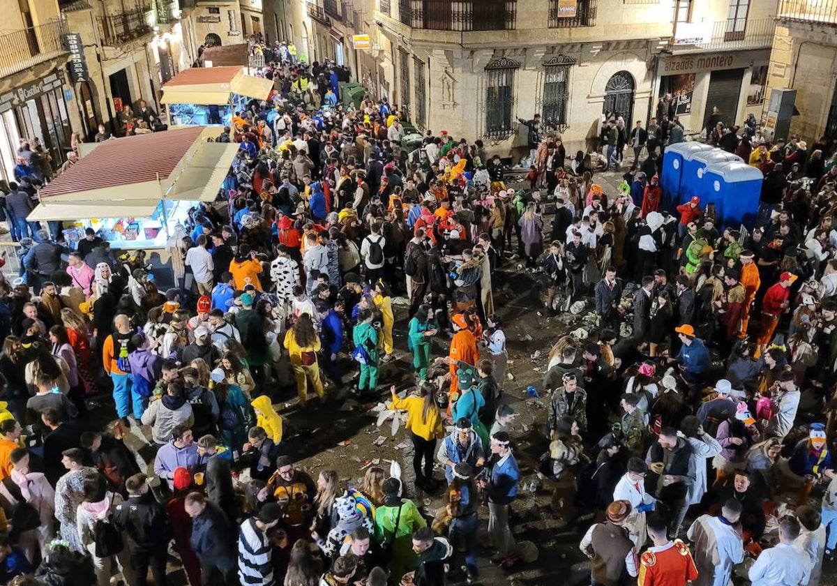 Casetas de la Plaza Mayor durante una noche de este Carnaval del Toro