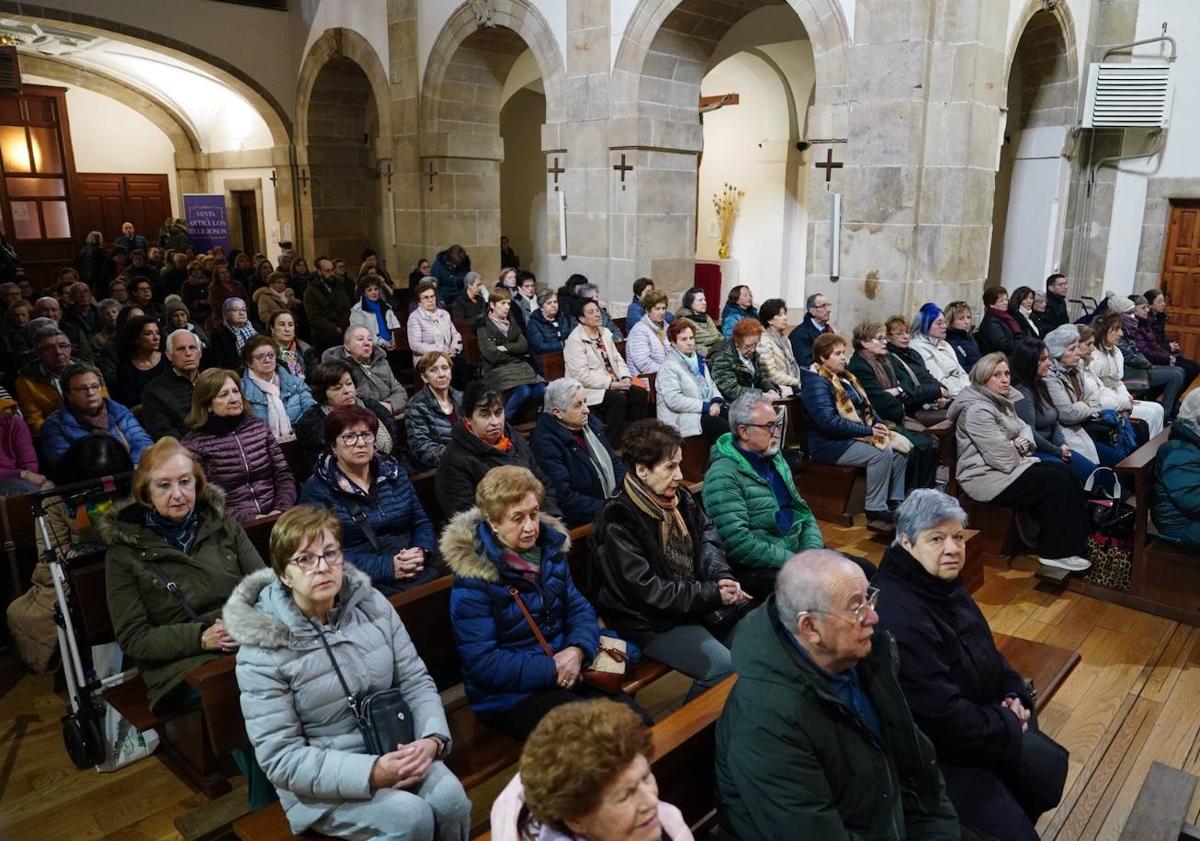 Imagen principal - Los fieles acuden a oía misa y a venerar la imagen de Jesús Rescatado. 