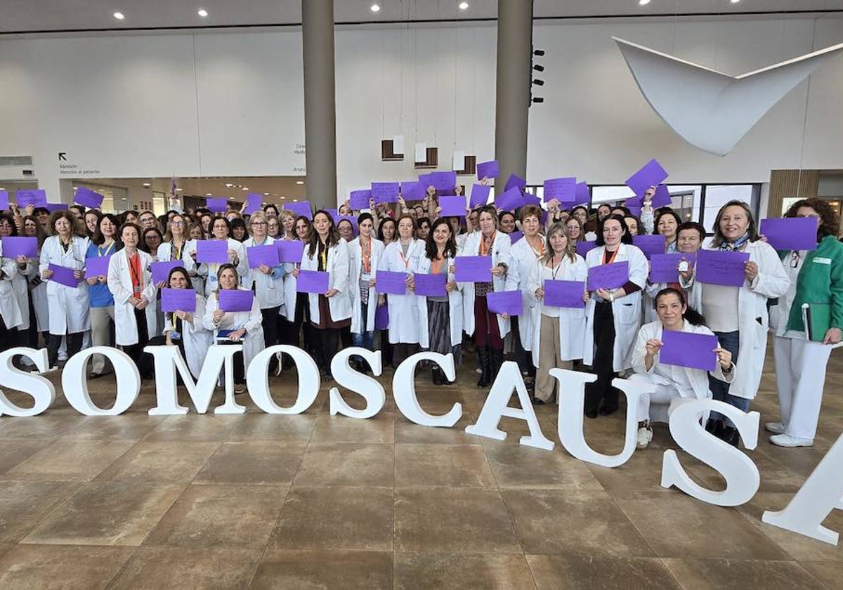 Foto de familia realizada en al hall del Hospital.