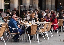 Terrazas con un buen número de clientes en la Plaza Mayor.