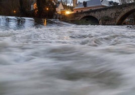 El río Eresma, a su paso por la Casa de la Moneda.