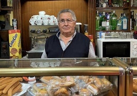 Felipe Domínguez, tras la barra de 'El jardín'.