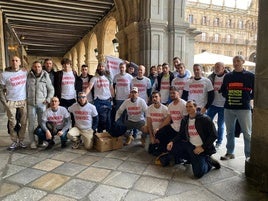 Los bomberos protestando en la puerta del Consistorio.