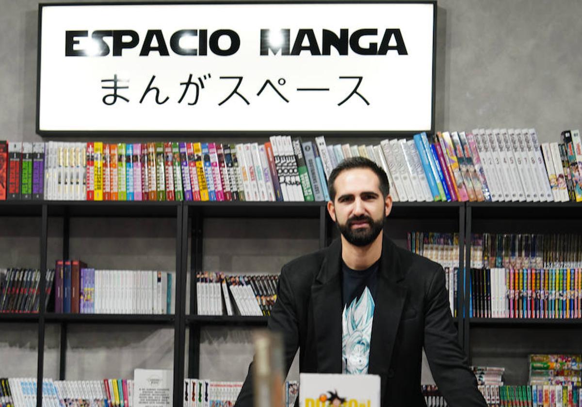 Javier Iglesias posa uno de sus libros.