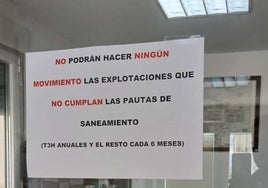 Ventanilla de una unidad veterinaria con el aviso.