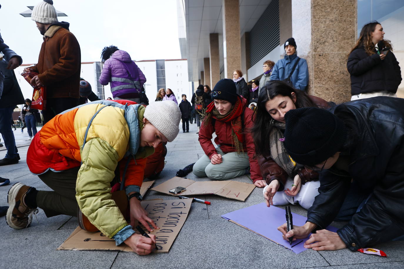 La &#039;marea morada&#039; por el 8-M en Salamanca, en imágenes