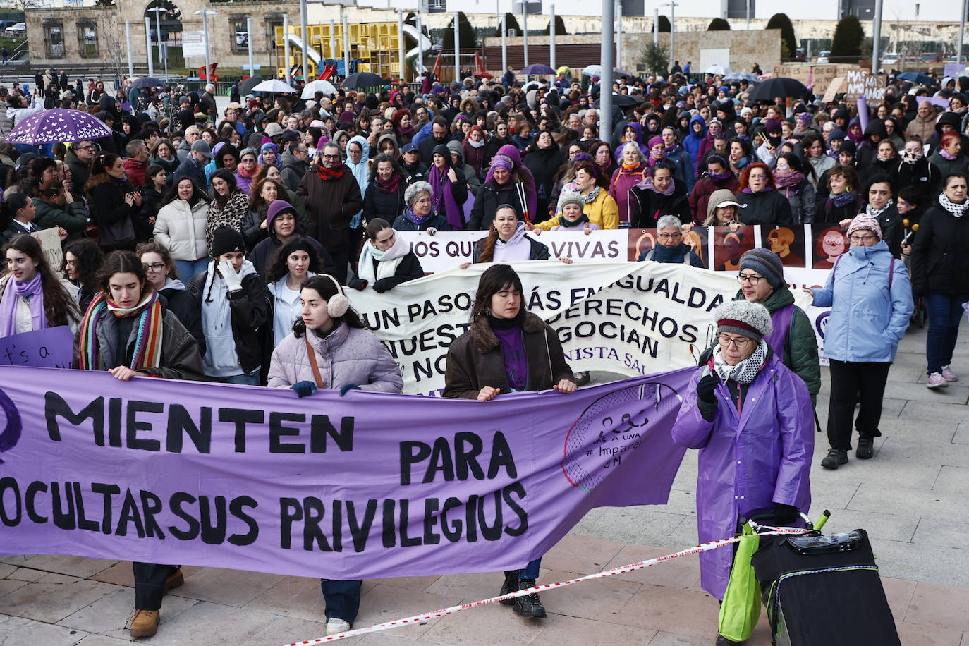 La &#039;marea morada&#039; por el 8-M en Salamanca, en imágenes