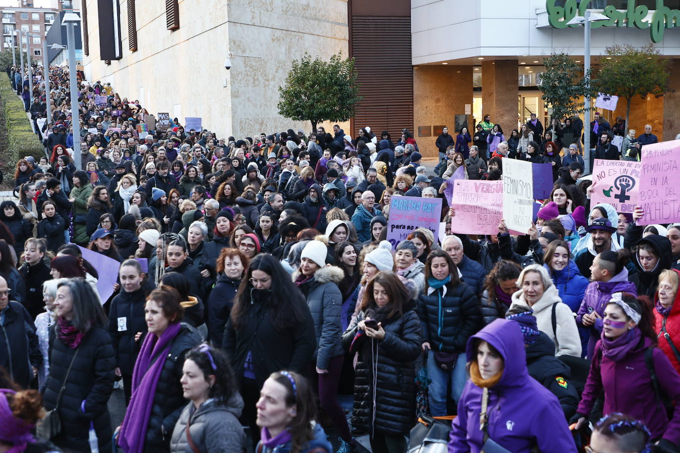 La &#039;marea morada&#039; por el 8-M en Salamanca, en imágenes