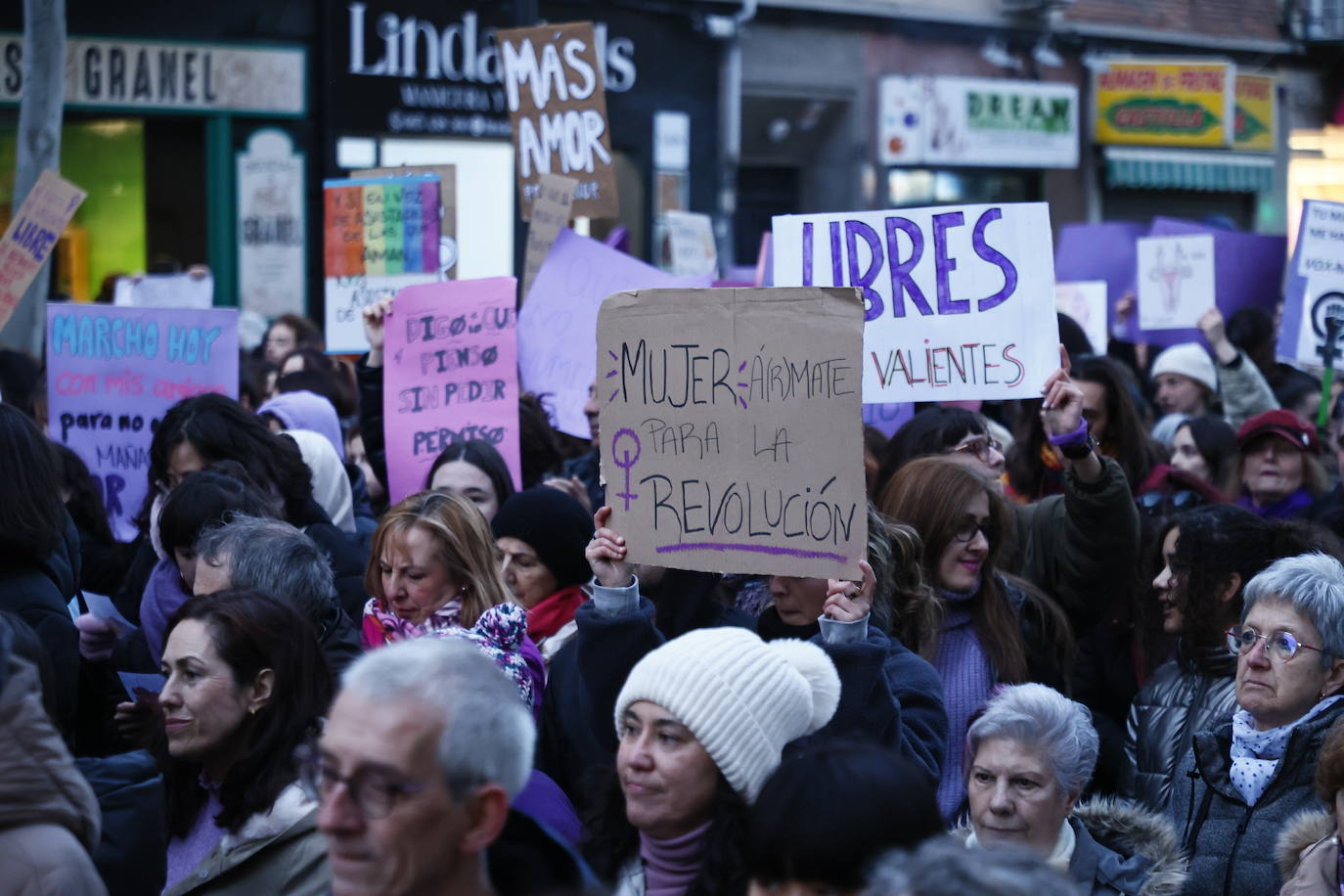 La &#039;marea morada&#039; por el 8-M en Salamanca, en imágenes