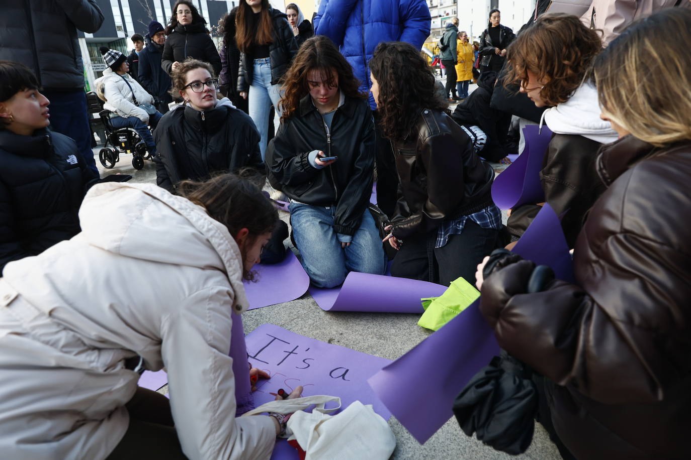 La &#039;marea morada&#039; por el 8-M en Salamanca, en imágenes