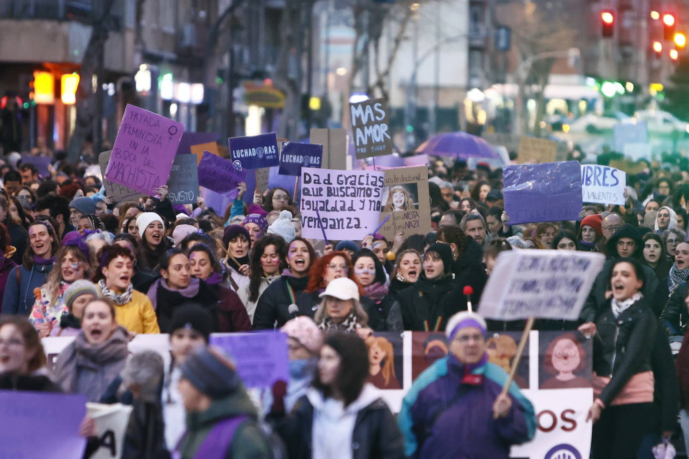 La &#039;marea morada&#039; por el 8-M en Salamanca, en imágenes