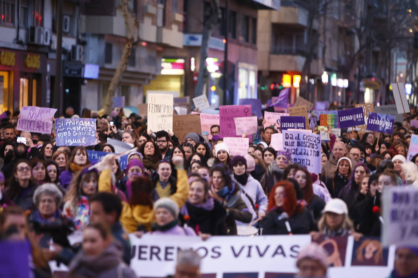 La &#039;marea morada&#039; por el 8-M en Salamanca, en imágenes