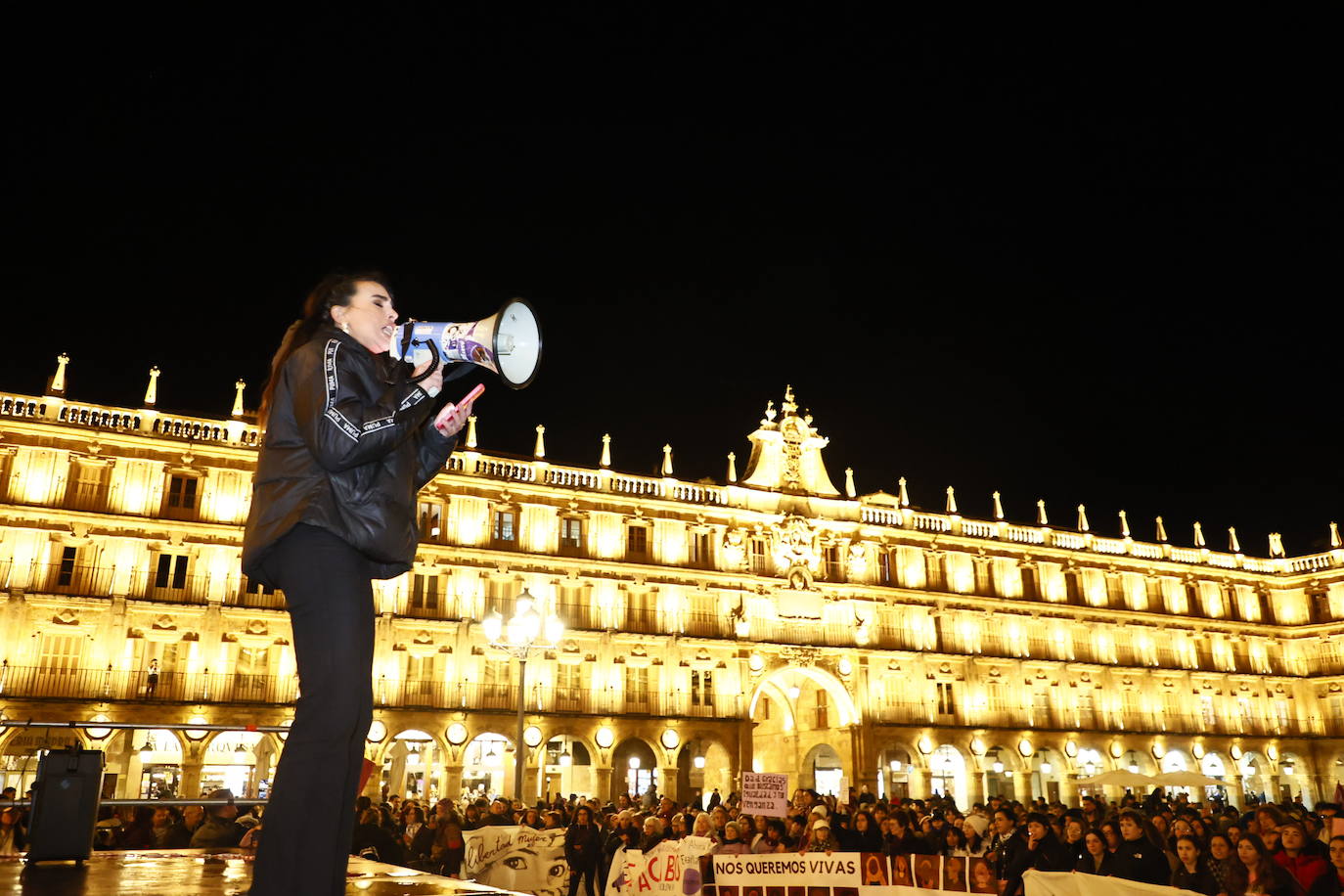 La &#039;marea morada&#039; por el 8-M en Salamanca, en imágenes