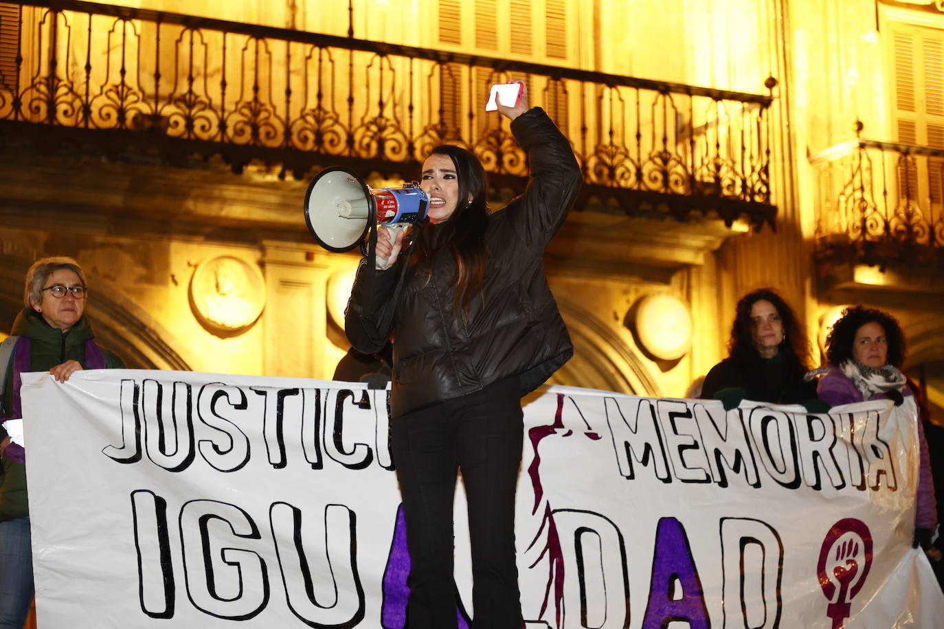 La &#039;marea morada&#039; por el 8-M en Salamanca, en imágenes