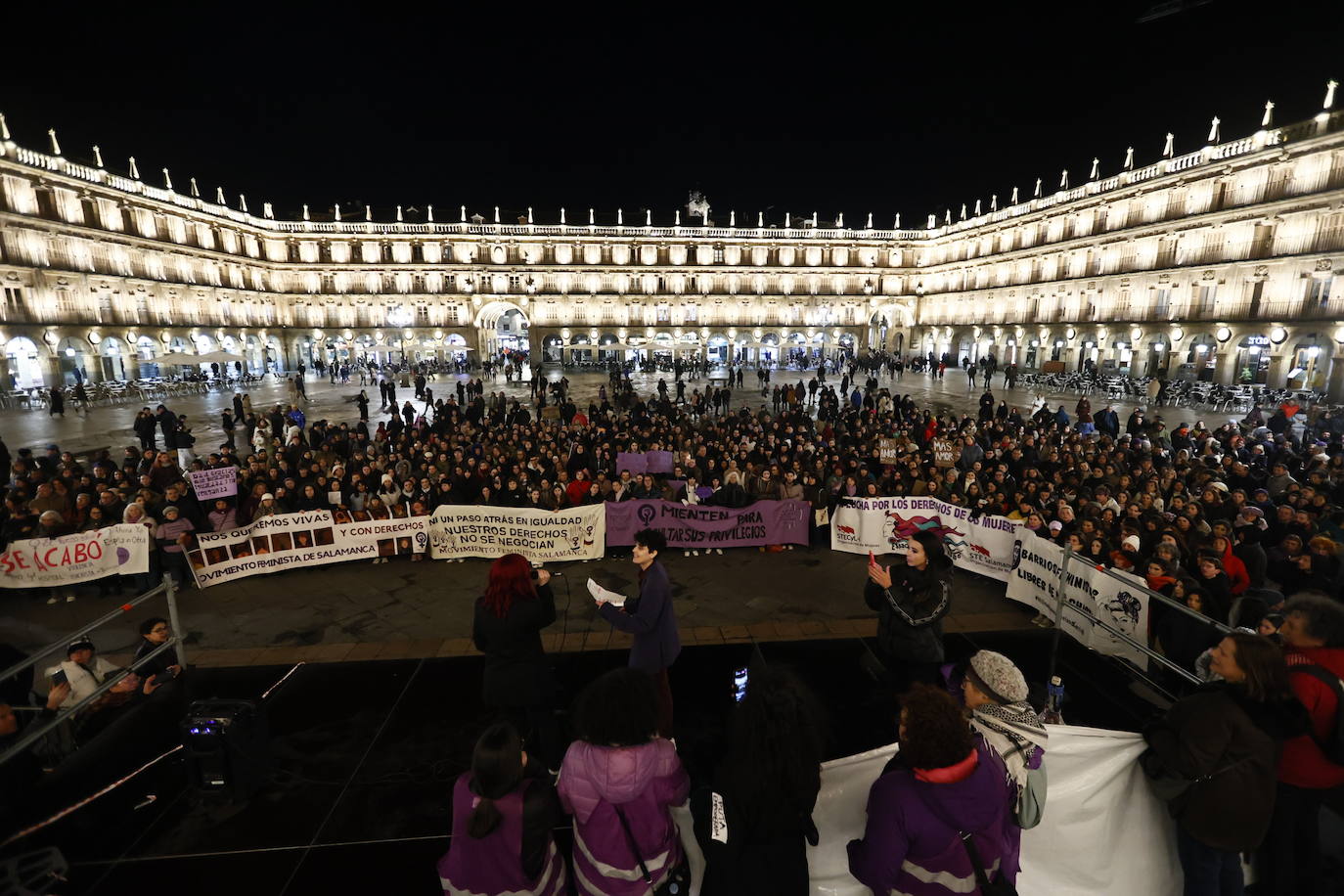 La &#039;marea morada&#039; por el 8-M en Salamanca, en imágenes