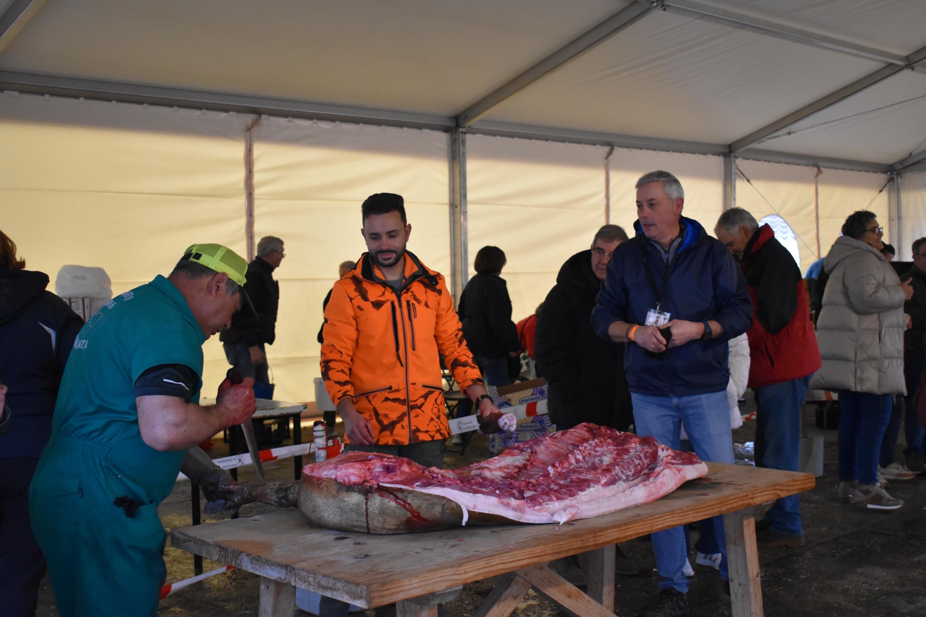 Tradición, ocio y comida en la matanza de Rollán a pesar de la lluvia