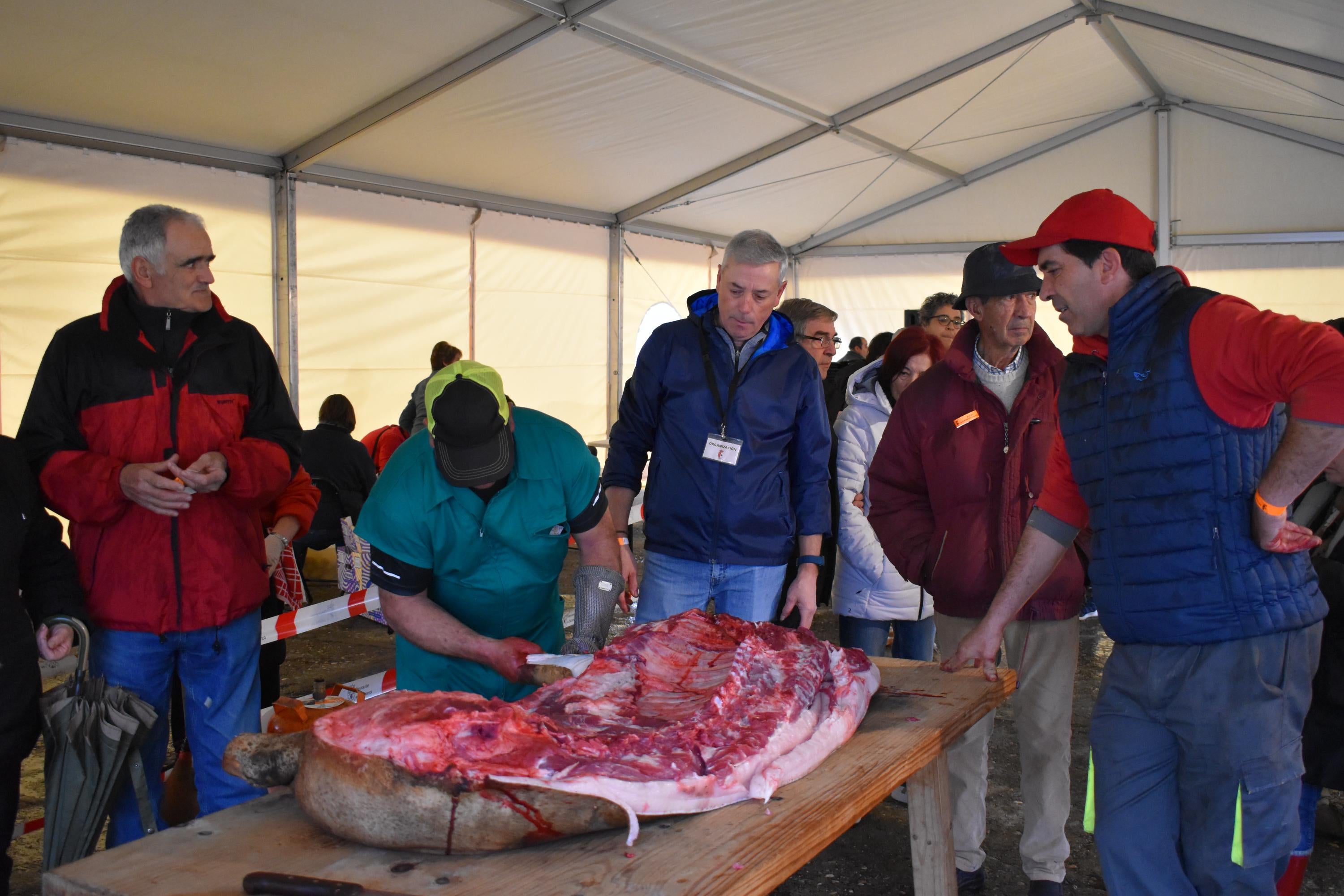 Tradición, ocio y comida en la matanza de Rollán a pesar de la lluvia