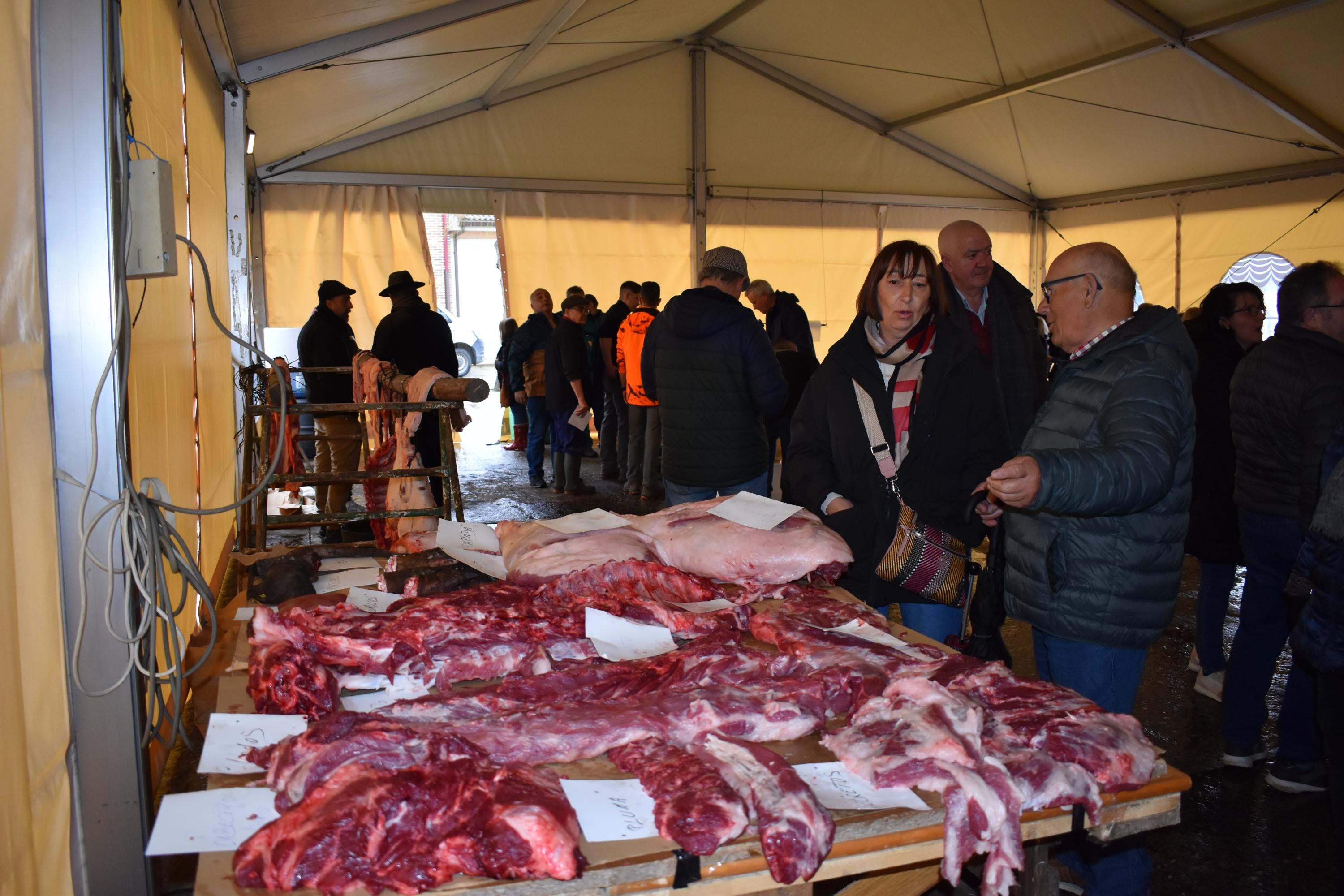 Tradición, ocio y comida en la matanza de Rollán a pesar de la lluvia