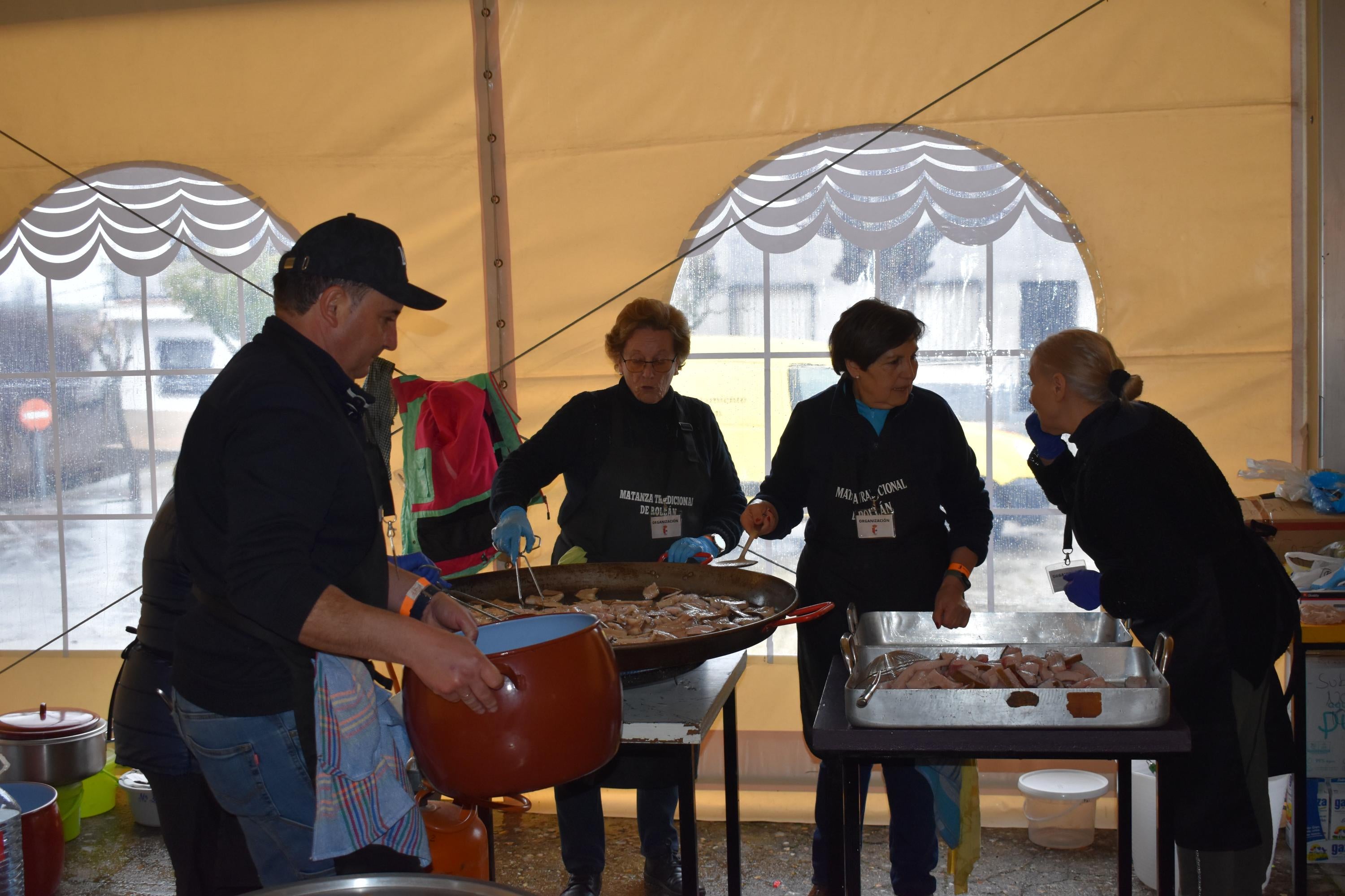 Tradición, ocio y comida en la matanza de Rollán a pesar de la lluvia