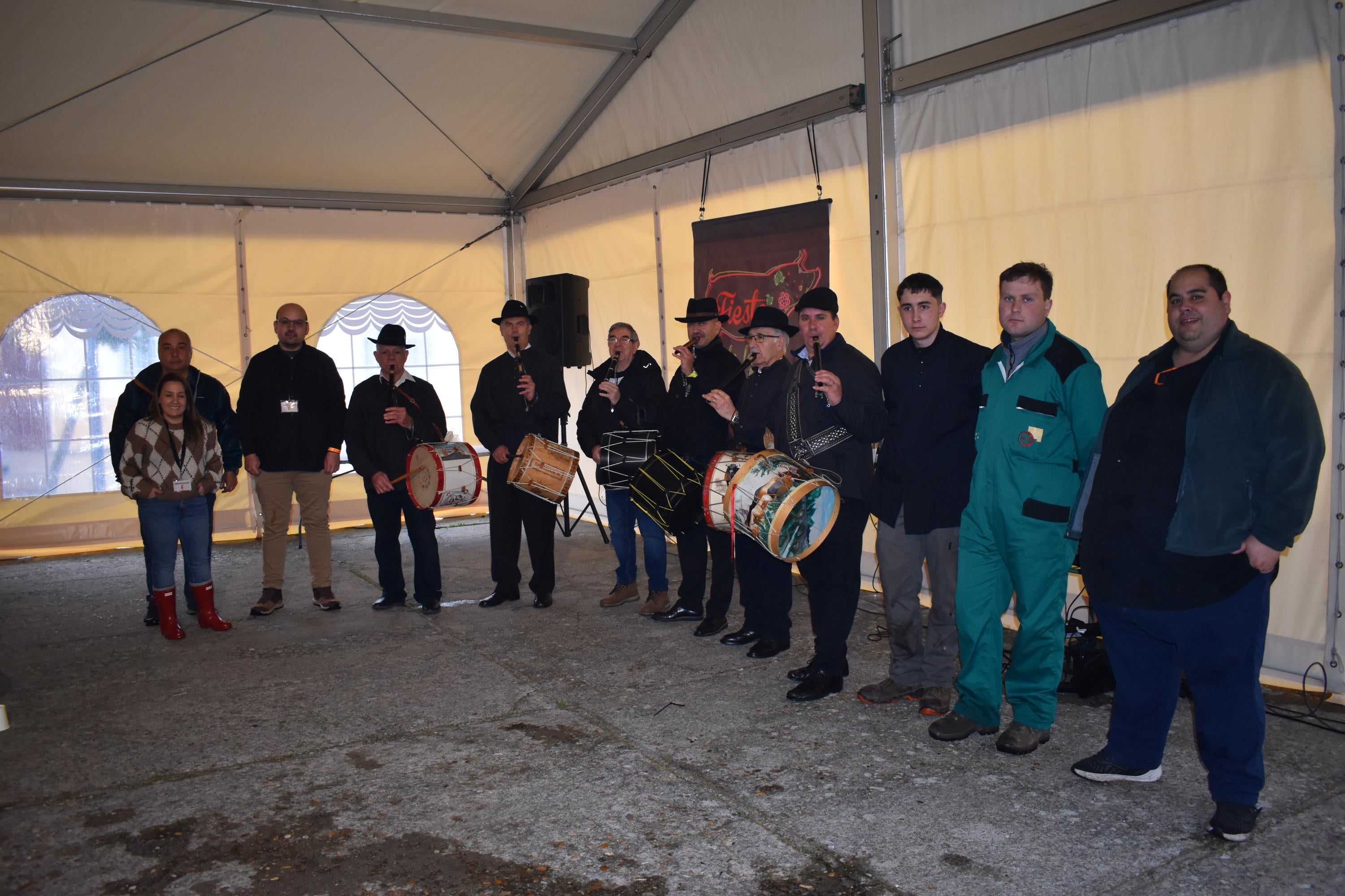 Tradición, ocio y comida en la matanza de Rollán a pesar de la lluvia