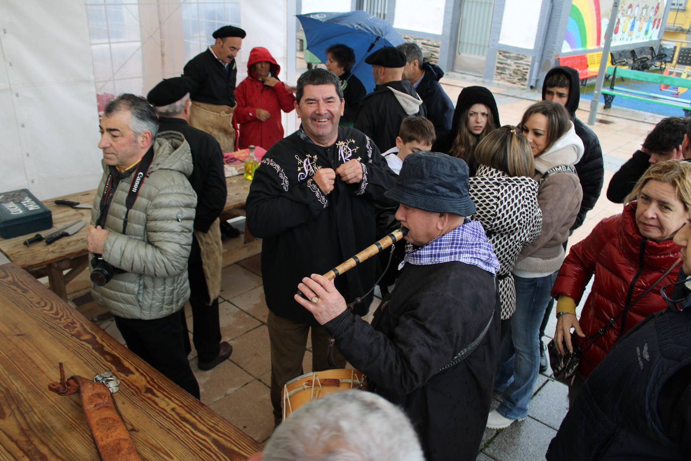 La lluvia no impide un nuevo lleno en la matanza de Campillo de Salvatierra
