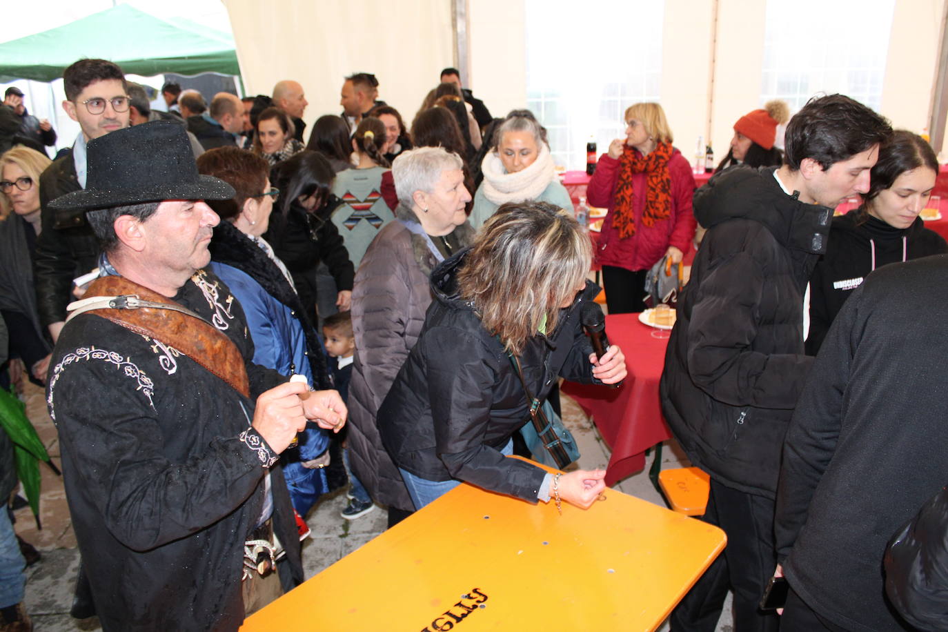La lluvia no impide un nuevo lleno en la matanza de Campillo de Salvatierra