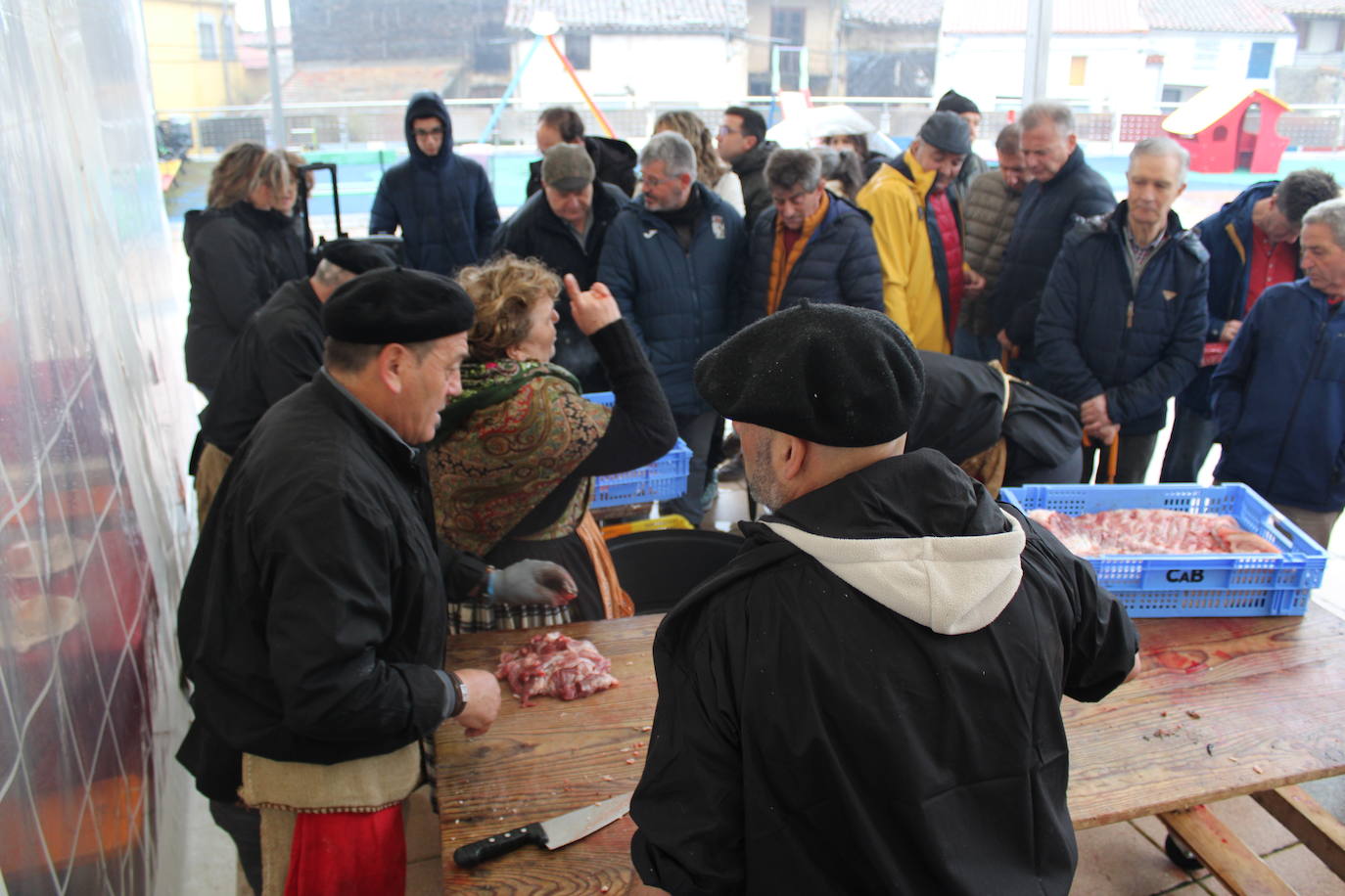 La lluvia no impide un nuevo lleno en la matanza de Campillo de Salvatierra