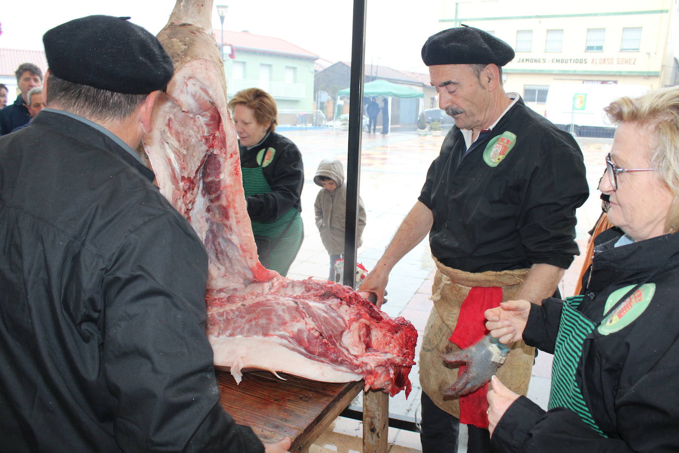 La lluvia no impide un nuevo lleno en la matanza de Campillo de Salvatierra