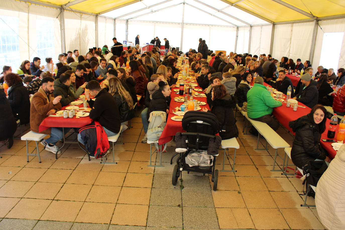 La lluvia no impide un nuevo lleno en la matanza de Campillo de Salvatierra