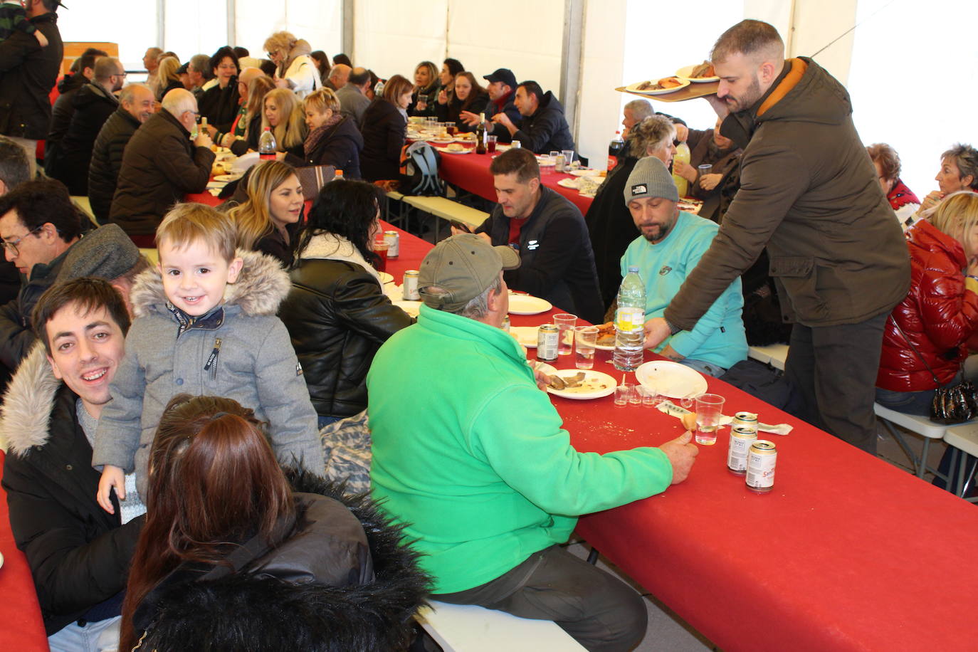 La lluvia no impide un nuevo lleno en la matanza de Campillo de Salvatierra