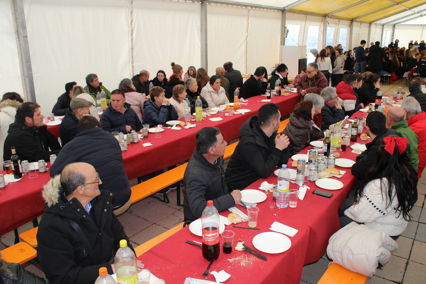 La lluvia no impide un nuevo lleno en la matanza de Campillo de Salvatierra