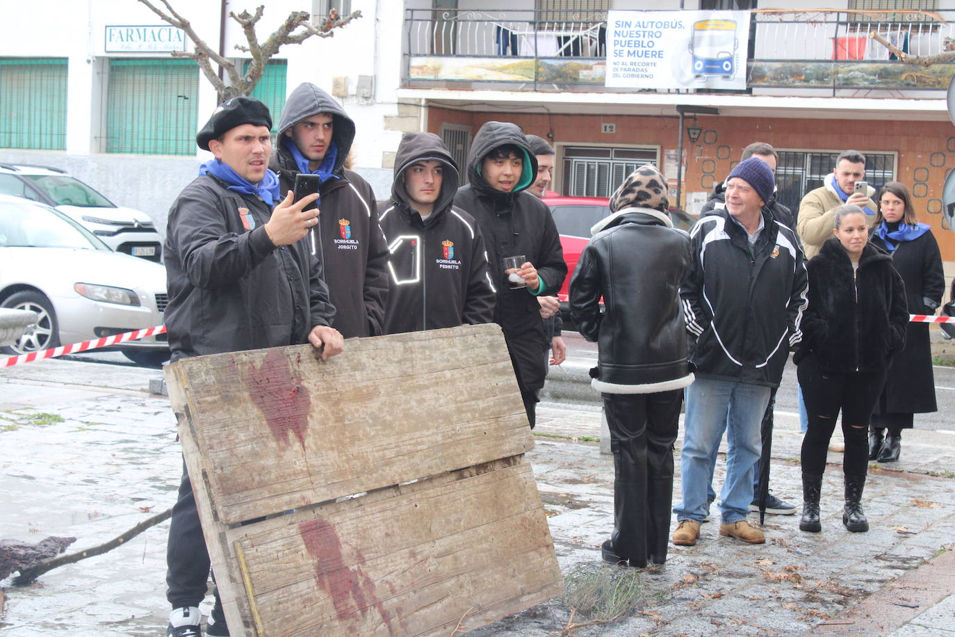 Sorihuela disfruta de su matanza sin temor a la lluvia