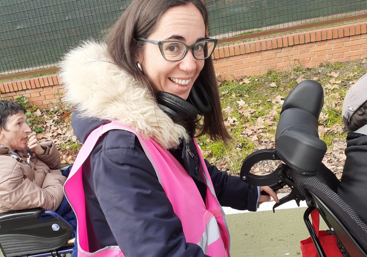 La voluntaria Rocío Sánchez, junto a la persona que acompaña en uno de sus últimos paseos.