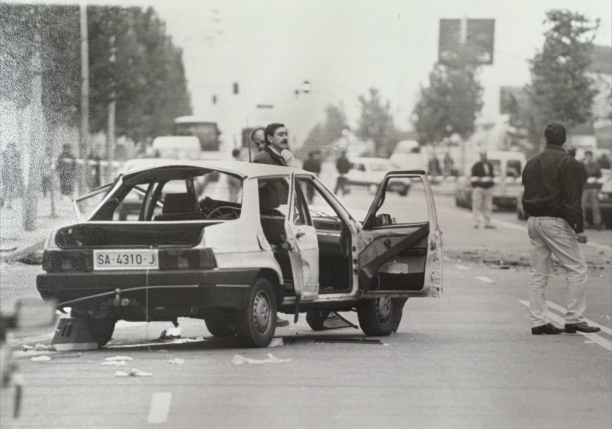 Imagen principal - Imágenes para la historia: capitán Aliste, víctima de ETA en 1995 . El capitán de Infantería, Juan José Aliste fue herido de gravedad a sus 40 años a consecuencia de un atentado perpetrado en Salamanca por la banda terrorista ETA a las 8:20 horas del 10 de noviembre de 1995 junto a la plaza de toros de La Glorieta. Una bomba activada con temporizador y adosada a los bajos de su coche le dejó sin sus dos piernas. Profesores y alumnos acudieron a la concentración organizada por el IES Francisco Salinas, centro de estudiaba el hijo de Aliste.