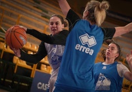 Iyana Martín trata de superar a Laura Gil y Marija Lekovic en el entrenamiento de este sábado en Würzburg.