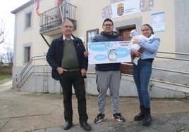 El alcalde de Beleña, Alberto Rodríguez, junto a los padres de Ian Gabriel, José Luis Zurita y Valerie Silva con el pequeño.