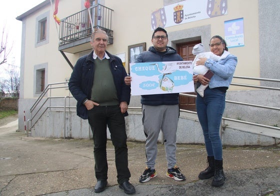 El alcalde de Beleña, Alberto Rodríguez, junto a los padres de Ian Gabriel, José Luis Zurita y Valerie Silva con el pequeño.