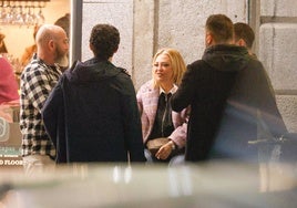 Belén Esteban y Miguel Marcos, en una terraza con amigos en Madrid.