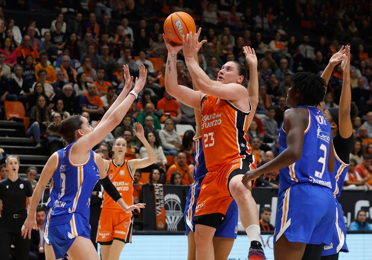 Alina Iagupova, rodeada de jugadoras de Avenida en el choque de hace unos meses en la Fonteta.