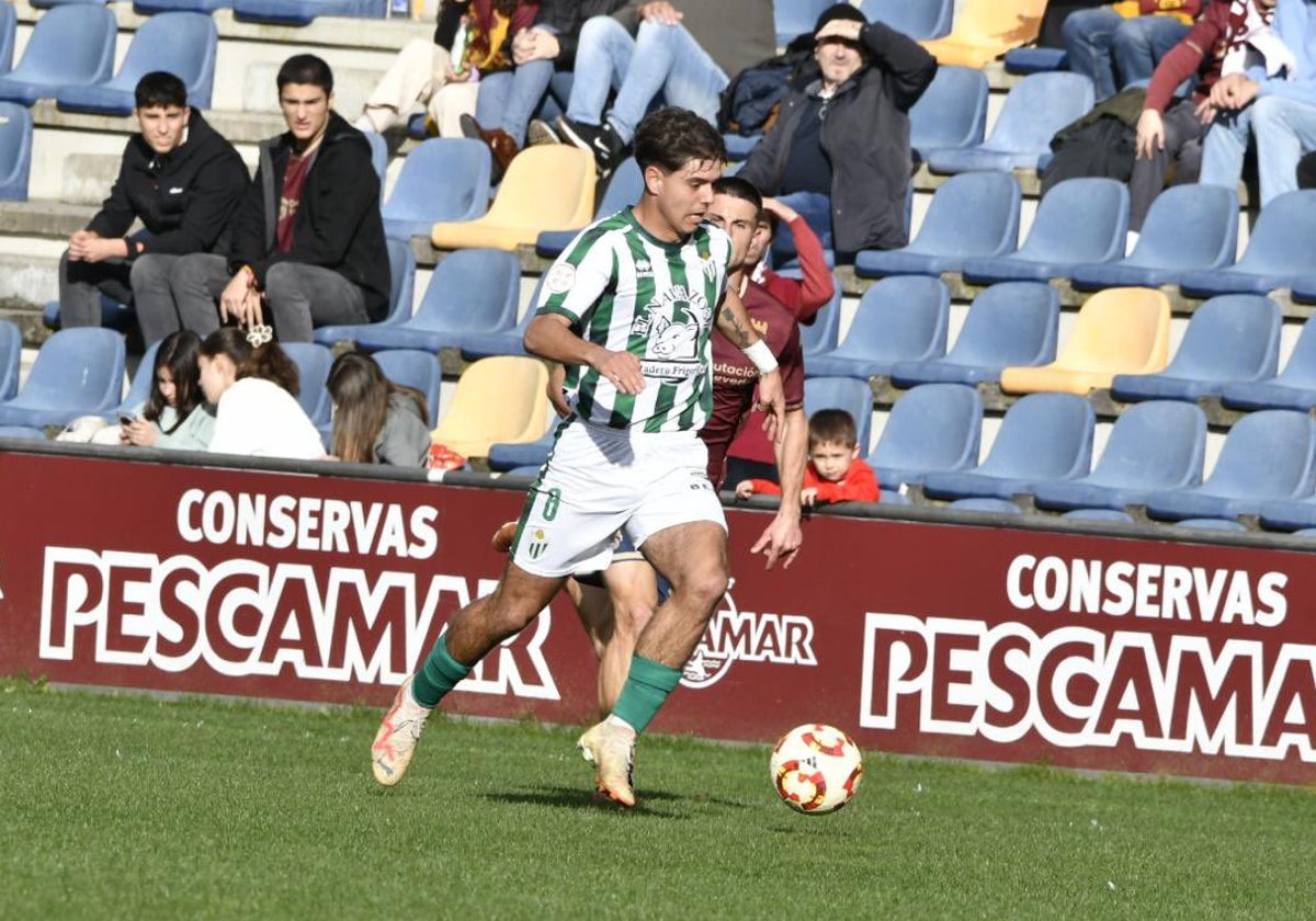 Morales conduce el cuero ante el Pontevedra.