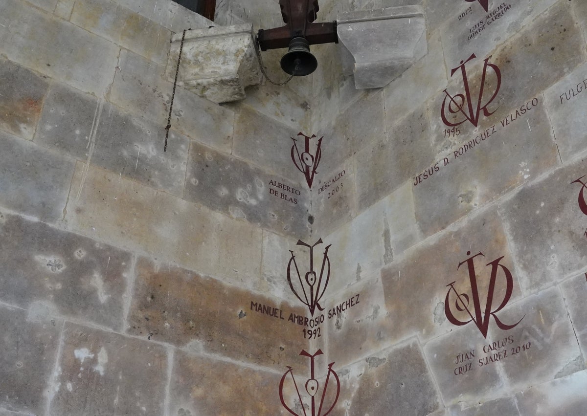 Imagen secundaria 1 - Valentín Gómez, pintor y restaurador de vítores, posa en la Facultad de Filología de la Universidad de Salamanca.