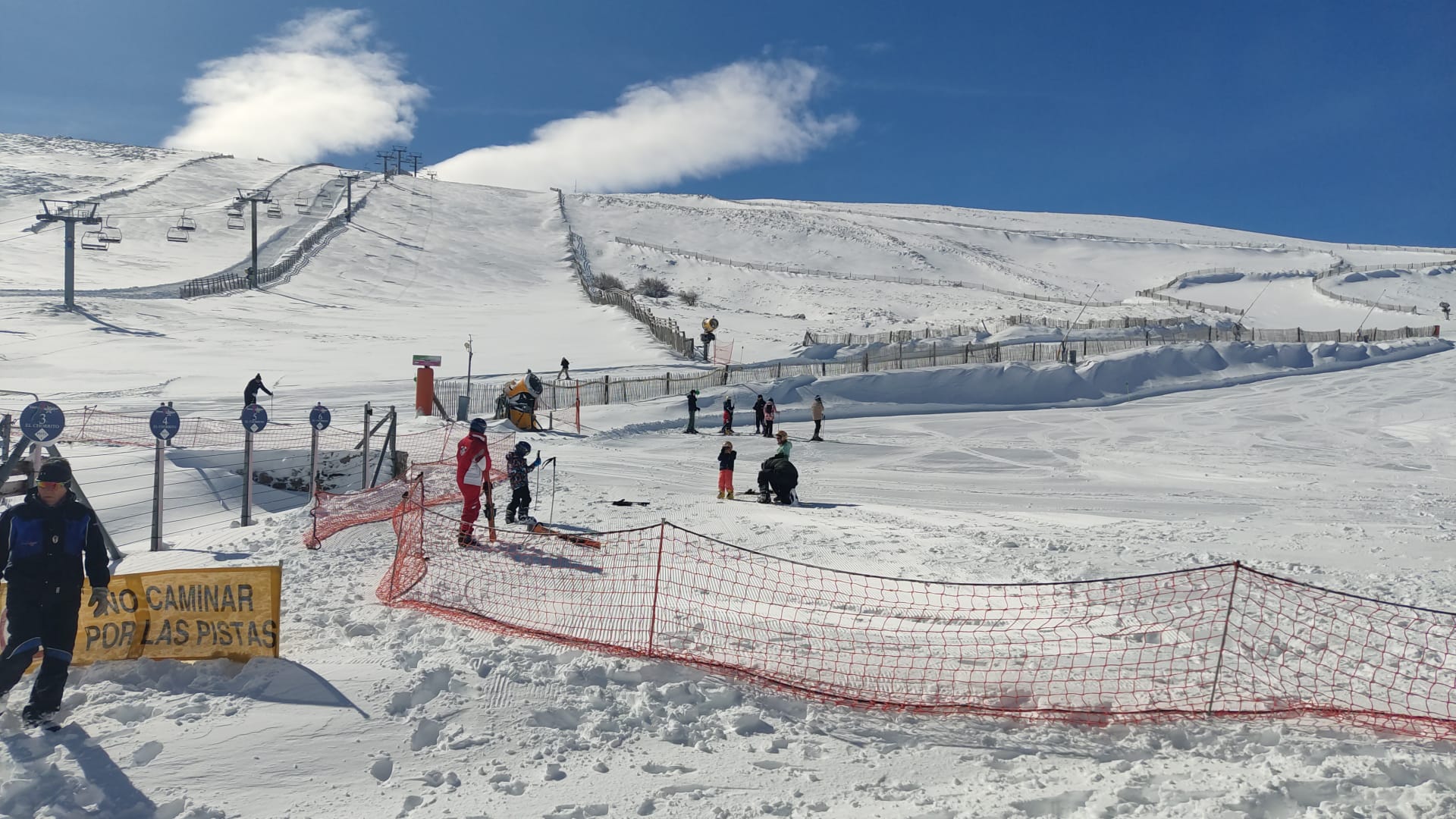 El temporal deja otra nevada en La Covatilla y garantiza hasta abril las jornadas escolares de esquí