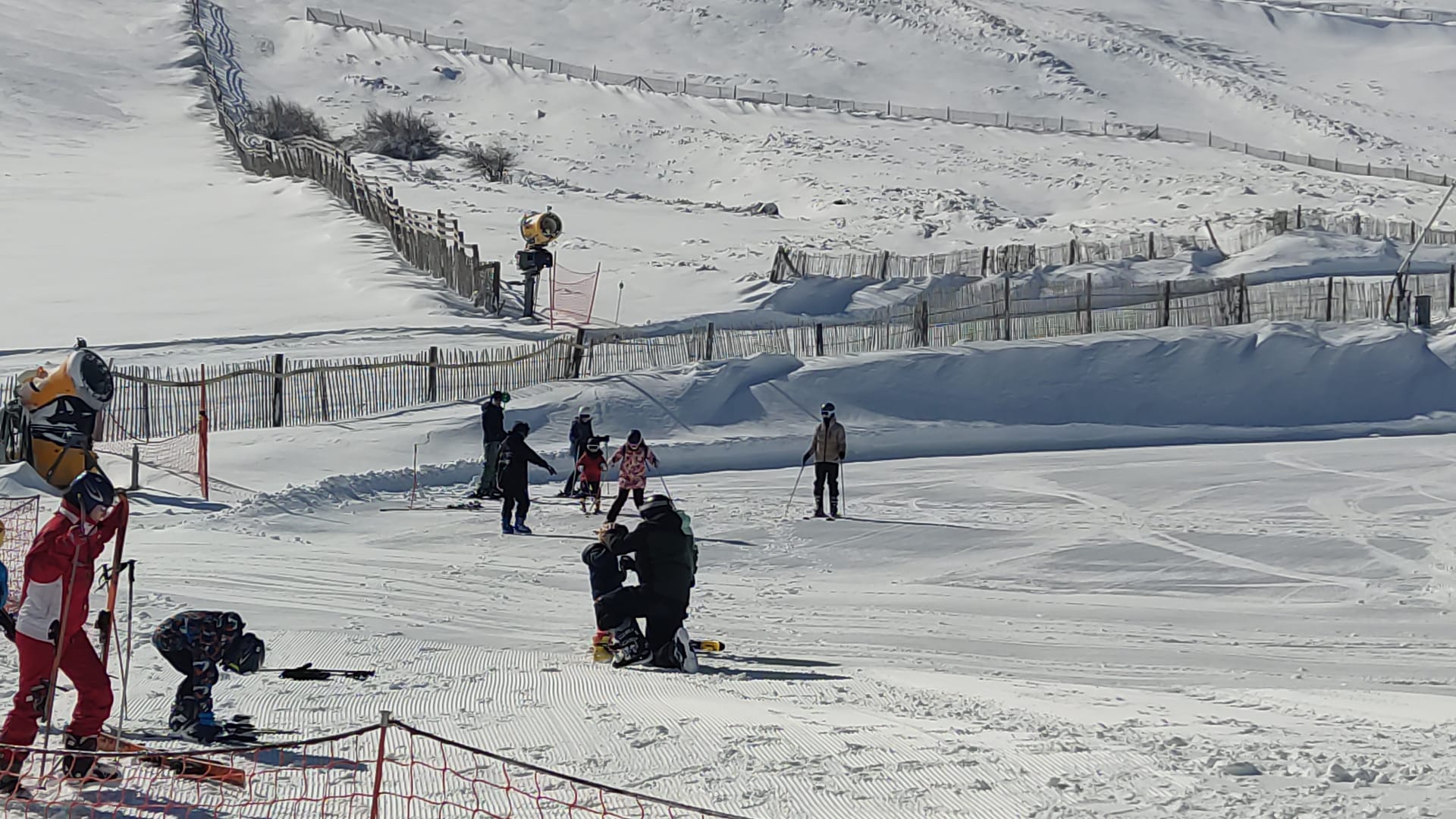 El temporal deja otra nevada en La Covatilla y garantiza hasta abril las jornadas escolares de esquí